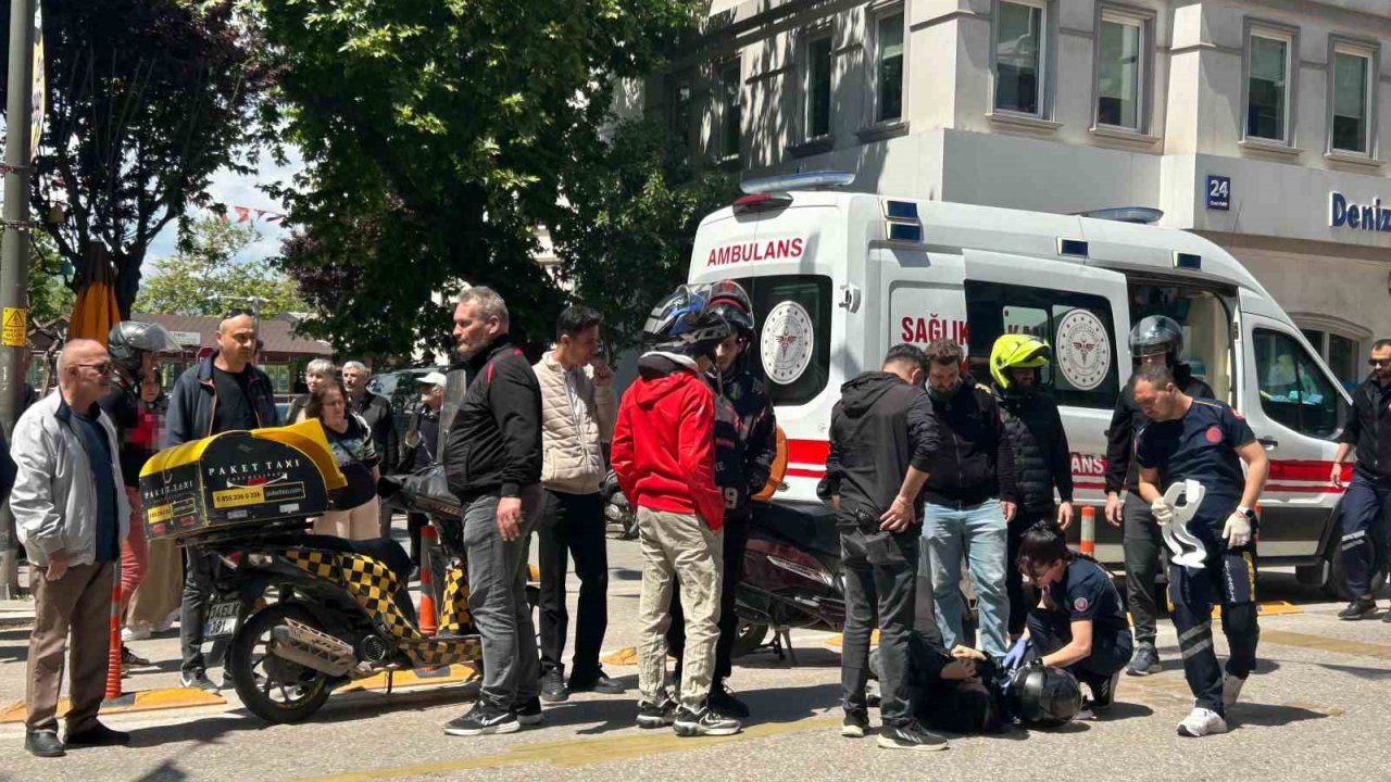 Bandırma’da Motosikletli Kurye Kazada Yaralandı