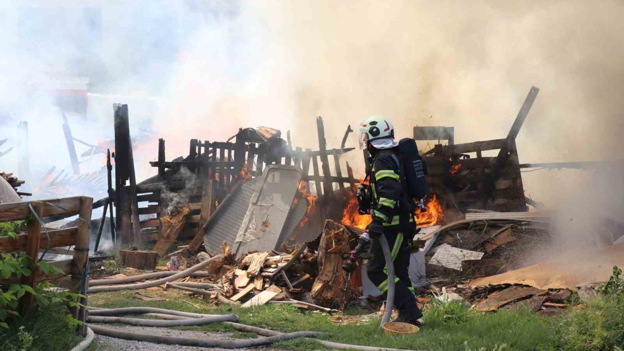 Ailesinin Yanan Evine Koşan Kadın Babasına Sevinçle Sarıldı