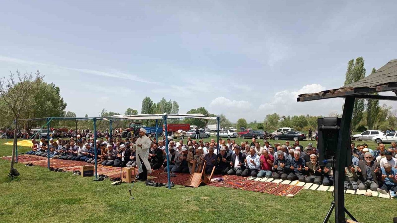 Beyşehir’de Çiftçiler Yağmur Duasına Çıktı
