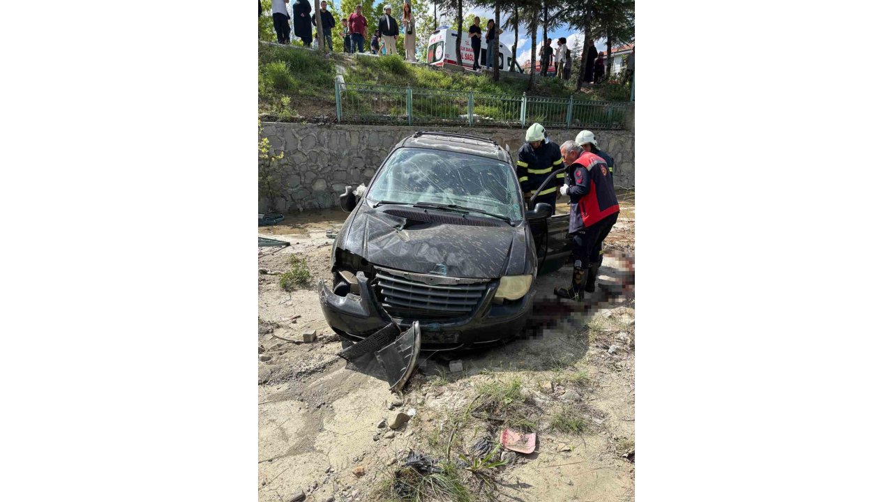 Isparta’da Kontrolden Çıkan Otomobil Kanala Düştü: 2 Yaralı