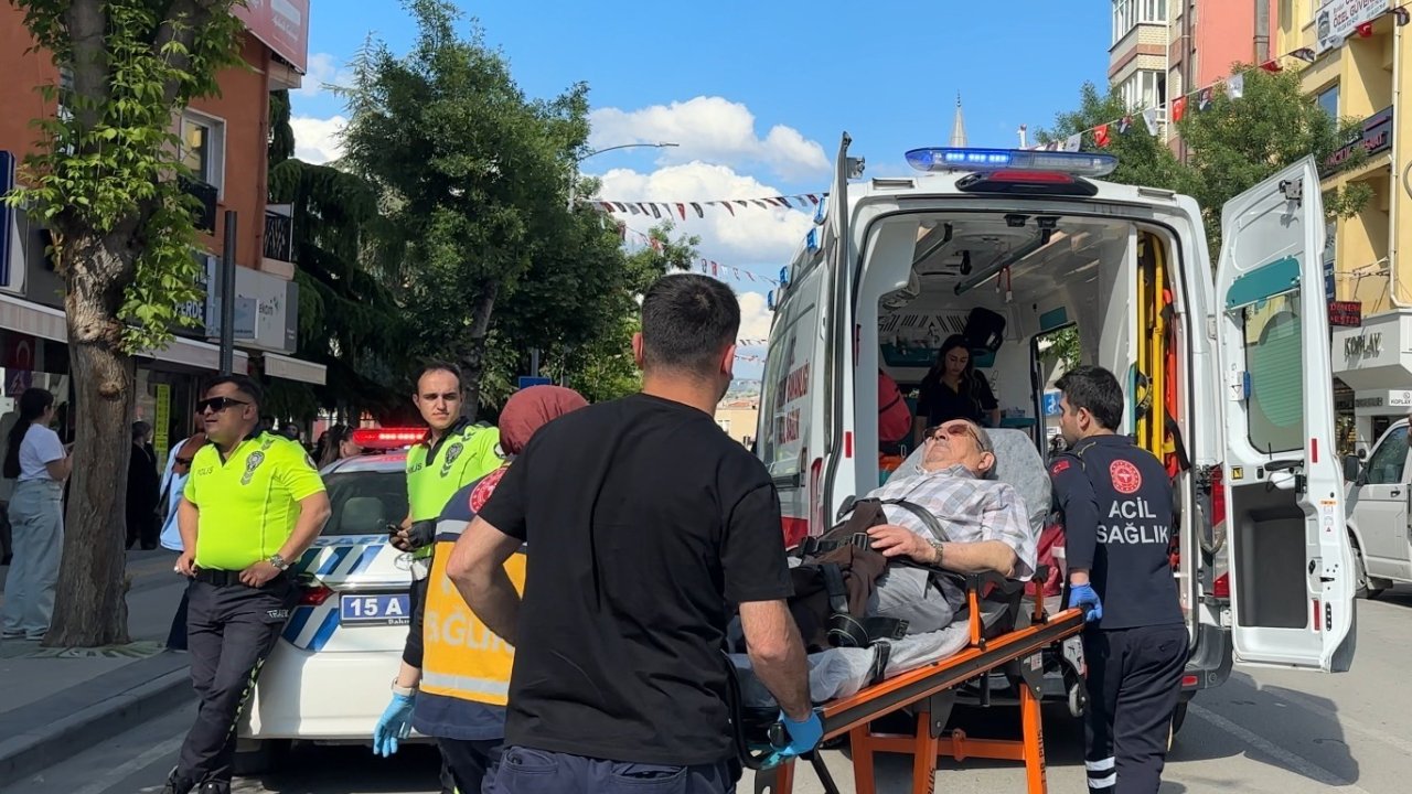 Burdur’da Yolun Karşısına Geçmek İsteyen Yaşlı Adama Otomobil Çarptı