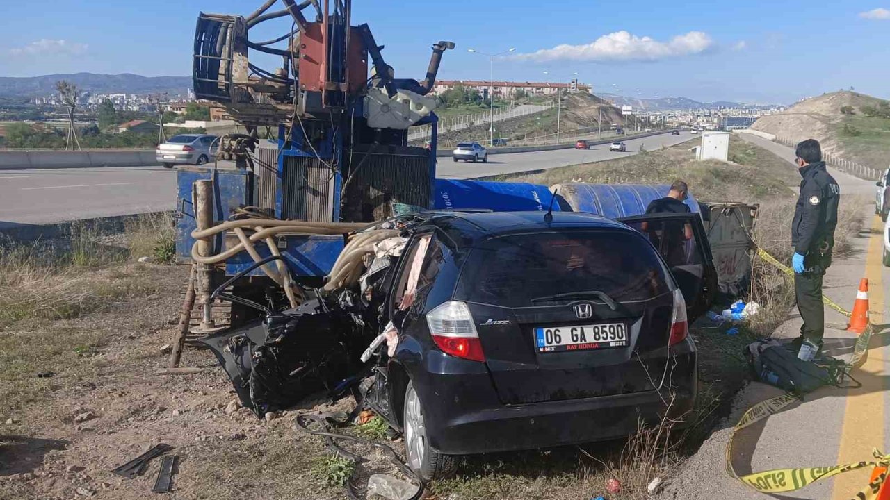 Kontrolden Çıkan Otomobil Sondaj Makinesine Çarptı: Anne Ve Oğlu Hayatını Kaybetti