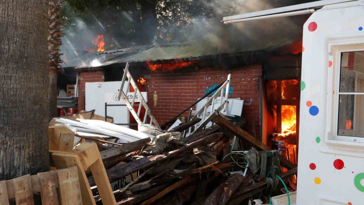 Antalya’da Depo Yangını