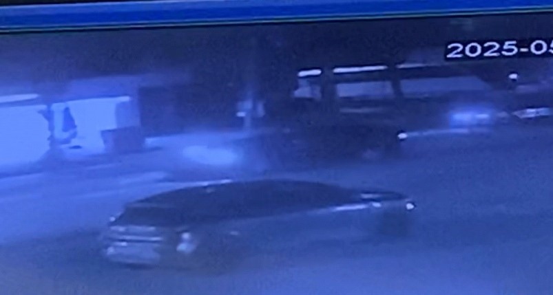 Kontrolden Çıkan Otomobil Aydınlatma Direğine Çarptı: 2 Yaralı