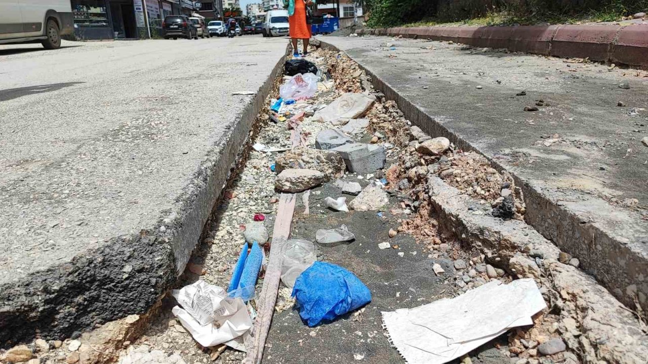 Seyhan Belediyesi Yolu Yapmadı, Vatandaşla Muhtar Karşı Karşıya Geldi