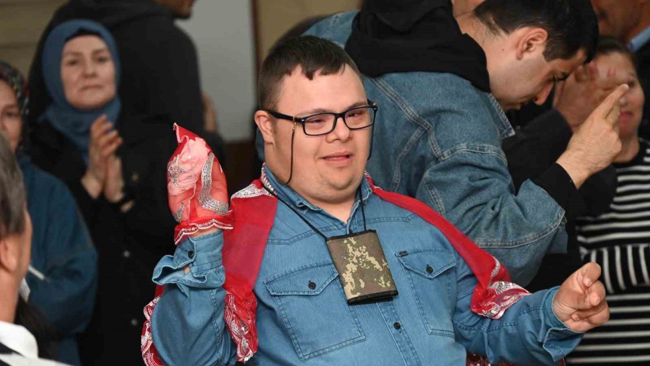 Bozüyük’te Engelli Gençlere Asker Kınası Yakıldı