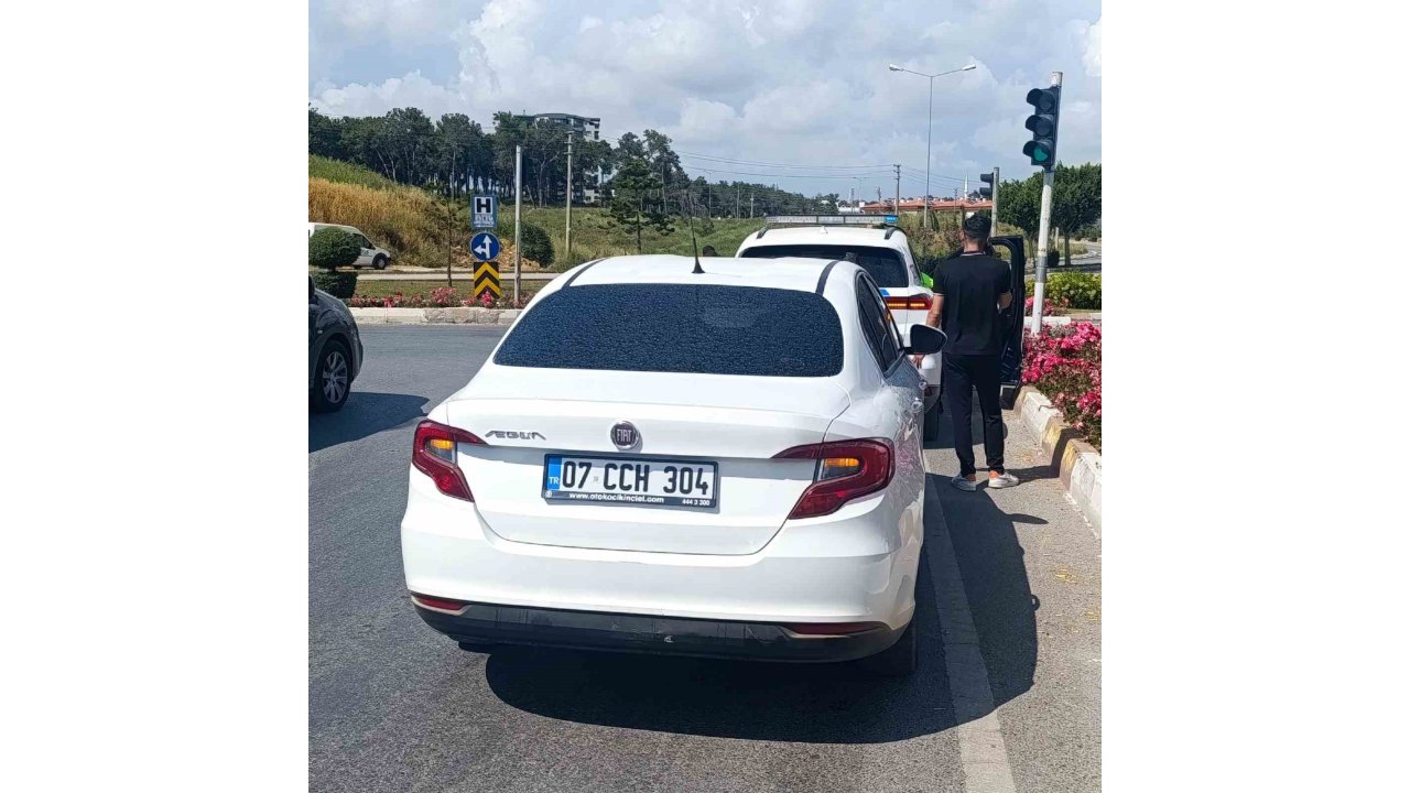 Manavgat’ta Geri Manevra Yapan Otomobil, Motosiklete Çarptı: 1 Yaralı