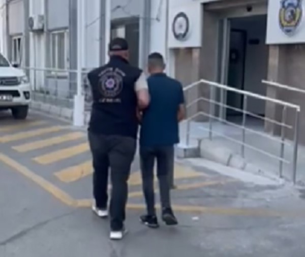 Biri Kırmızı Bültenle Aranan 2 Cinayet Firarisi İzmir’de Yakalandı
