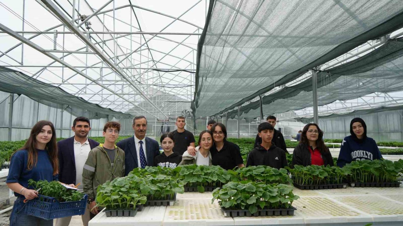 Ata Tohumu Fidelere Öğrenci Eli Değdi: Hem Üretiyorlar Hem Satıyorlar