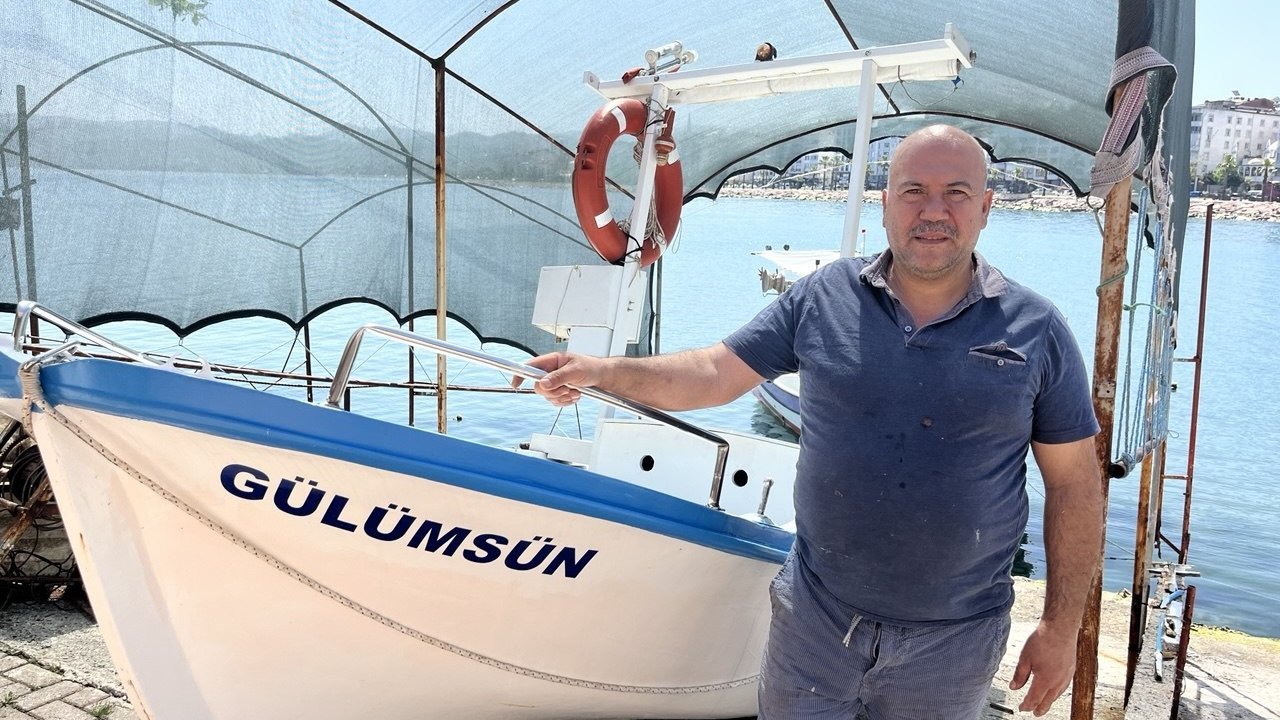 Mobilya Ustası, ‘Gülümsün’ İsmini Verdiği Kayığı İle Çocukluk Hevesini Gideriyor