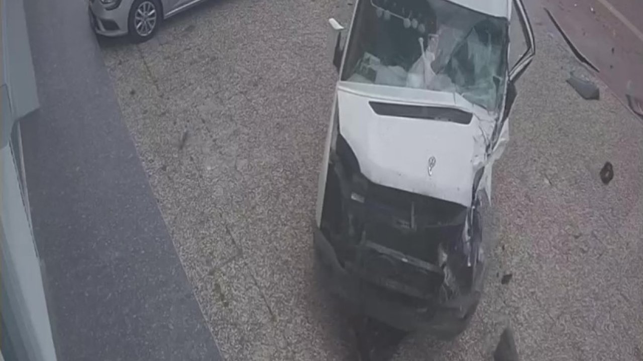 İki Servis Aracı Çarpıştı, Biri İş Yerine Daldı