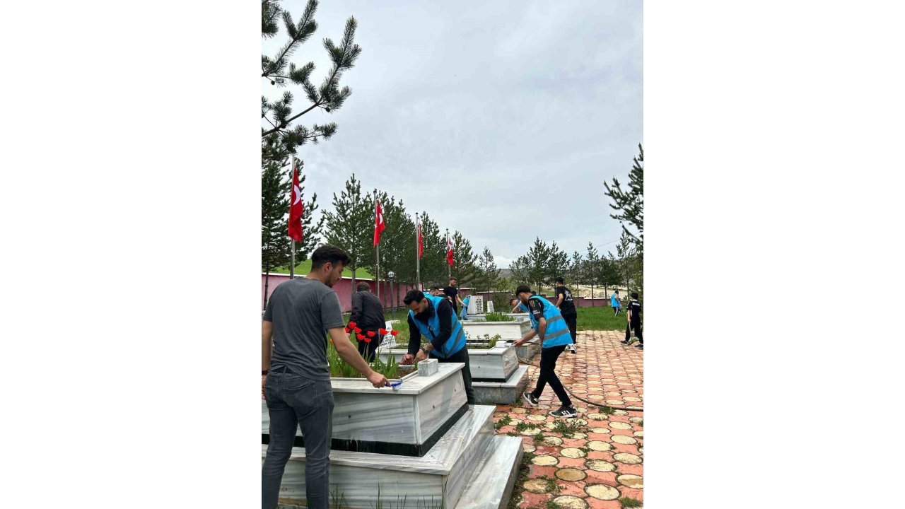 Üniversiteli Öğrenciler Alucra Şehitliği’nde Çevre Düzenleme Çalışması Yaptı