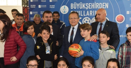 Büyükşehir okullara top dağıttı