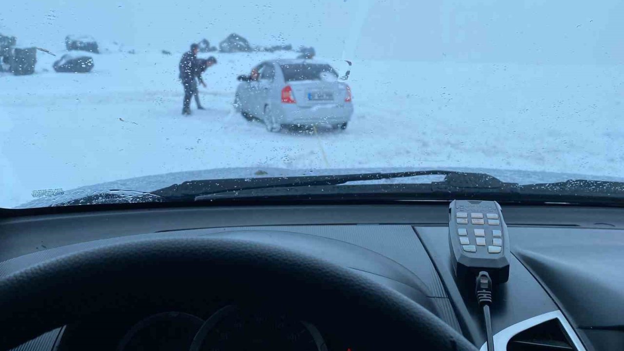 Erzurum’da Araçlar Karlı Yolda Kaldı, Offroadçular Yardıma Koştu