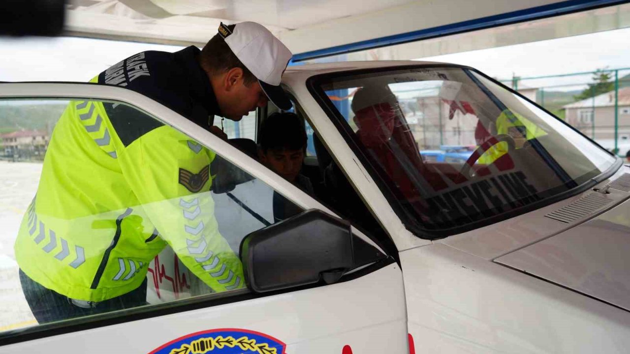 Bayburt’ta Emniyet Kemerinin Önemi Takla Atan Simülasyon Aracıyla Anlatıldı