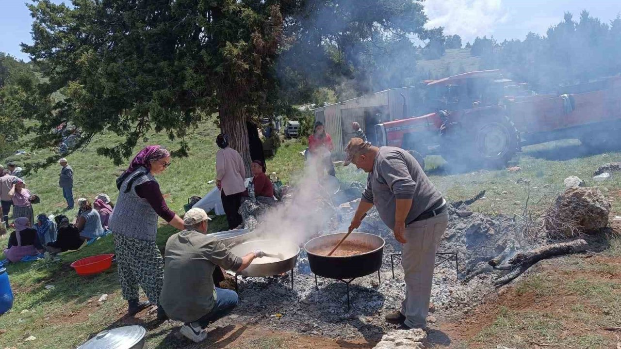 Kurban Kesip Yağmur İçin Dua Ettiler
