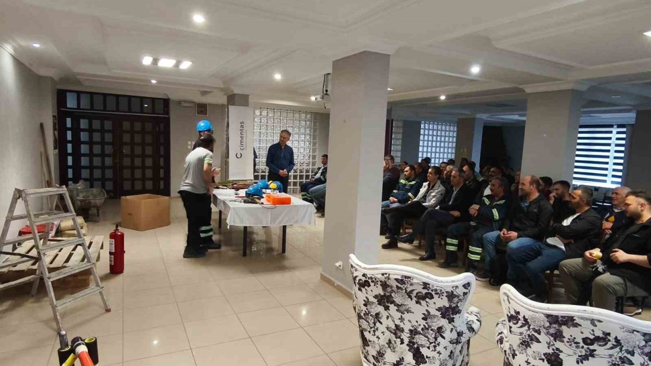 Kars’ta ‘Bana Bir Şey Olmaz Abi’ Oyunu Sahnelendi