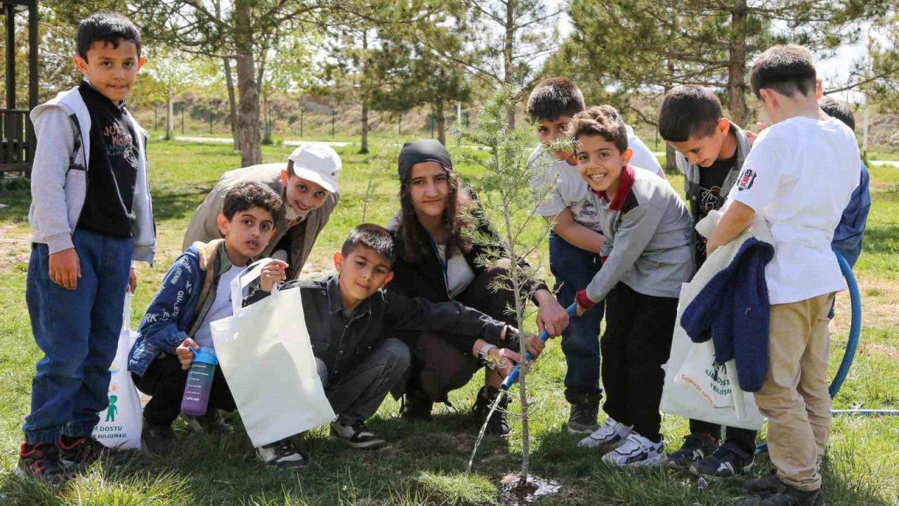 İlkokul Öğrencileri İklim Değişikliğine Dikkat Çekmek İçin Fidan Dikti