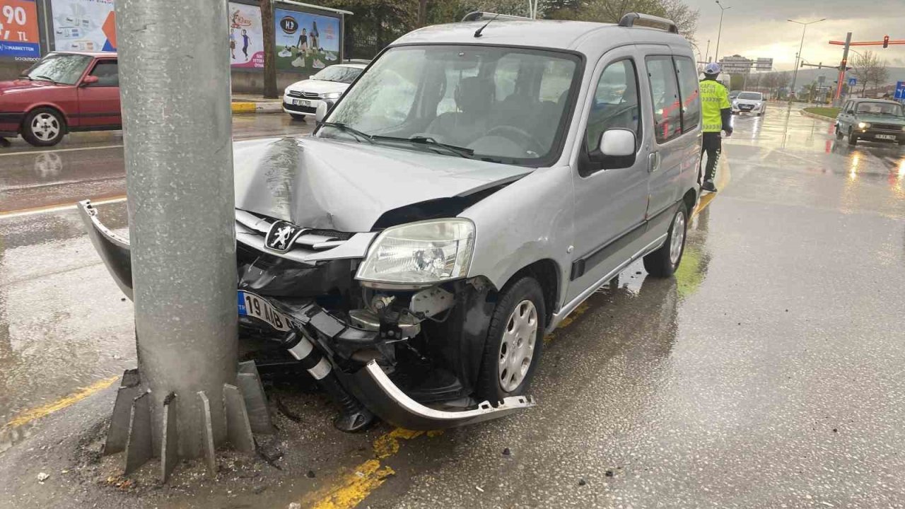 Hafif Ticari Araç Direğe Çarptı: 2 Yaralı