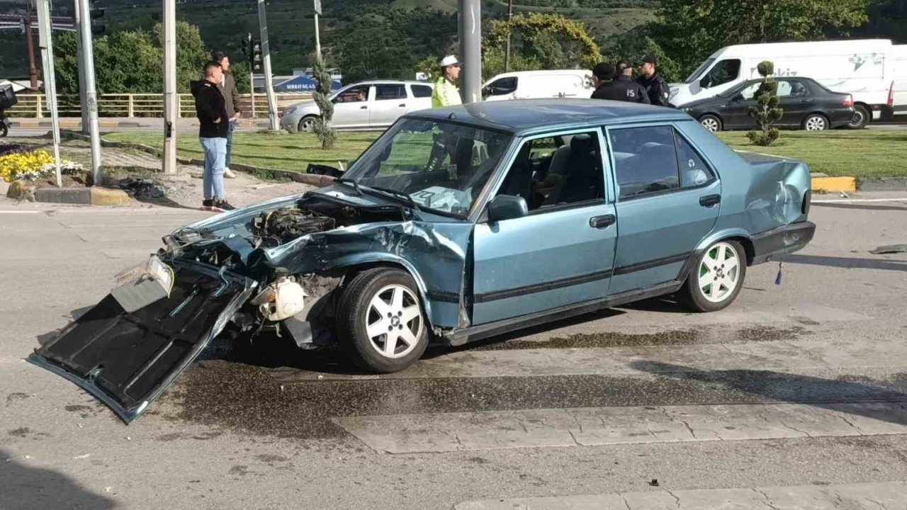 Hafif Ticari Araç Otomobille Çarpıştı: 2 Yaralı