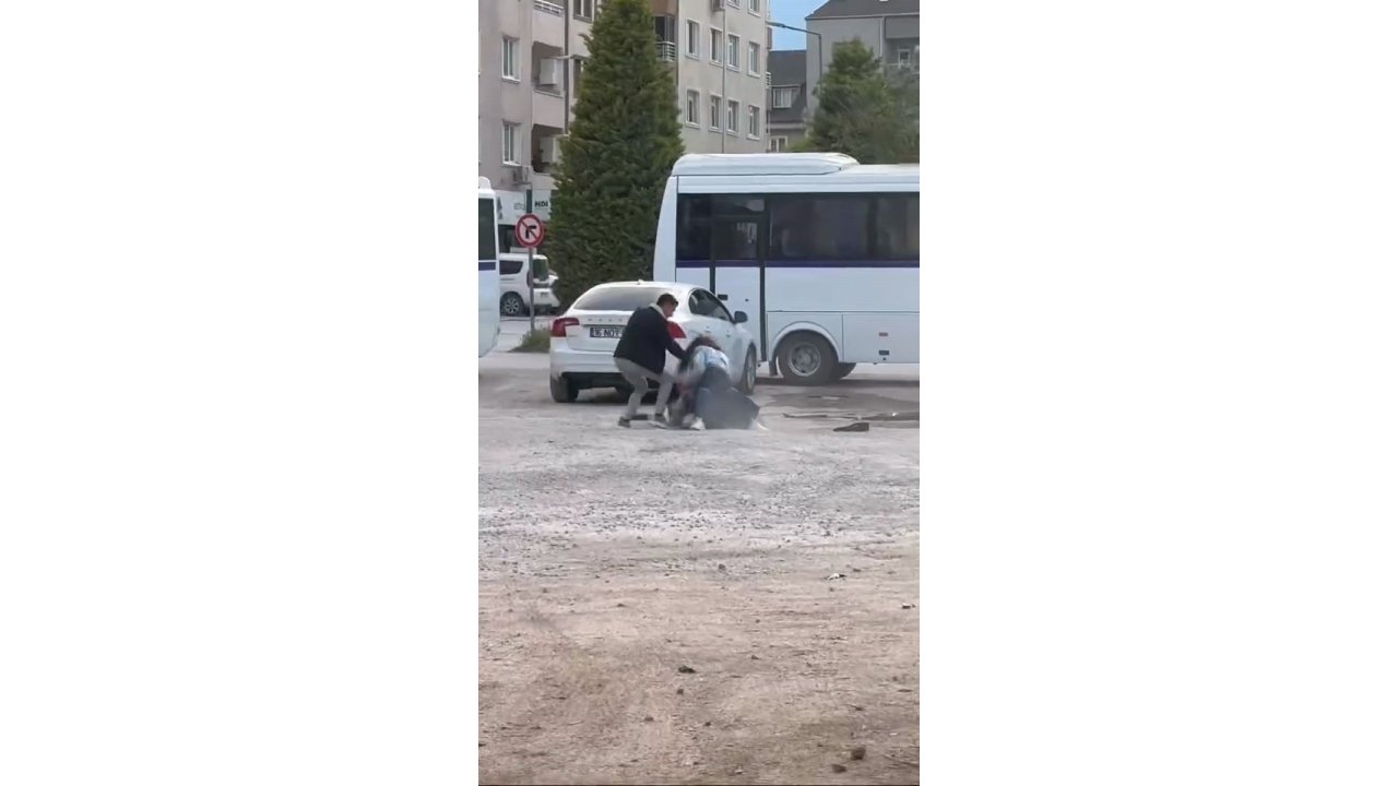 Bursa’da İki Genç Kızın Kavgası Kamerada