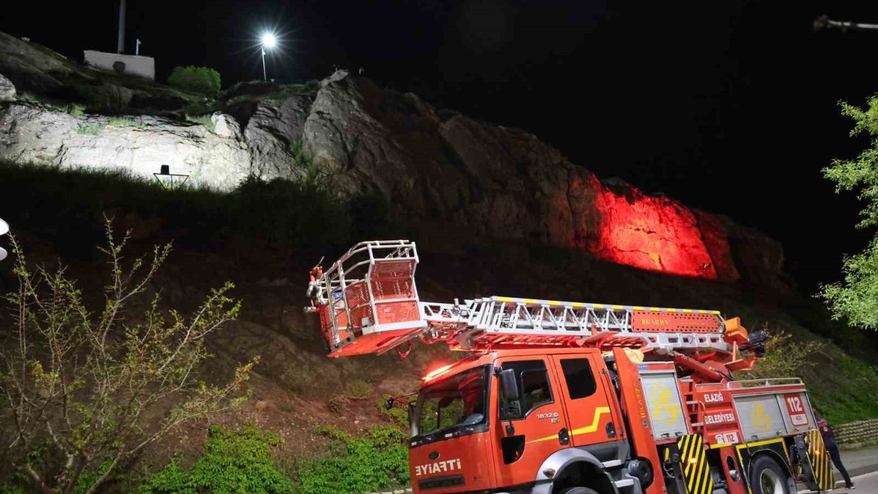 Elazığ’da Kayalıklara Çıkarak Atlamak İsteyen Şahsı Ekipler İkna Etti