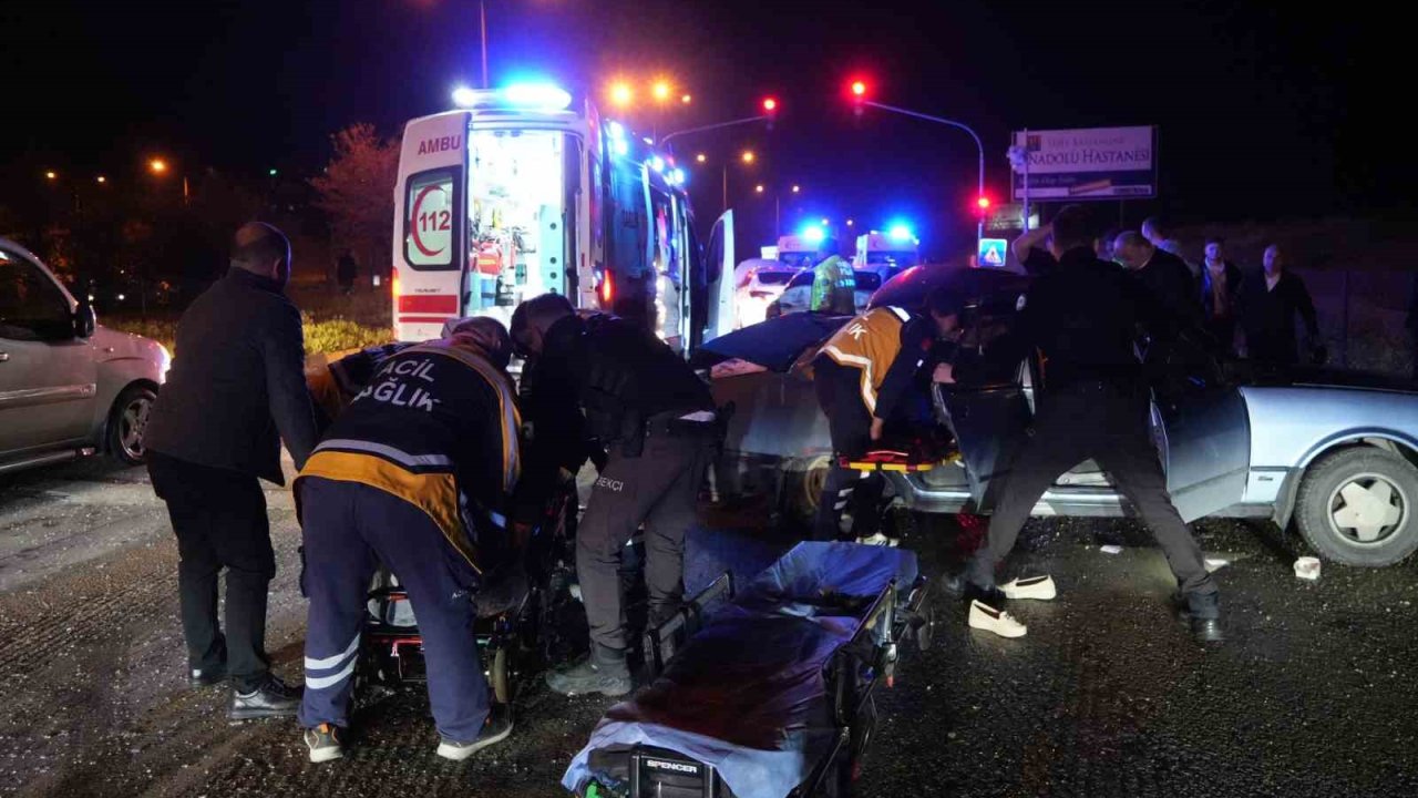 Kontrolden Çıkan Otomobil, Kırmızı Işıkta Bekleyen Araçlara Çarptı: 9 Yaralı