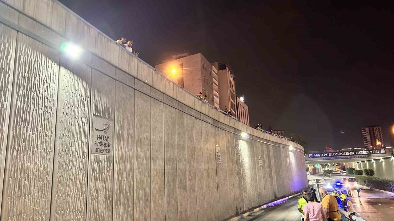 Saate Aldırış Etmeden Alt Geçitte Yaşanan Kazayı Film Gibi İzlediler