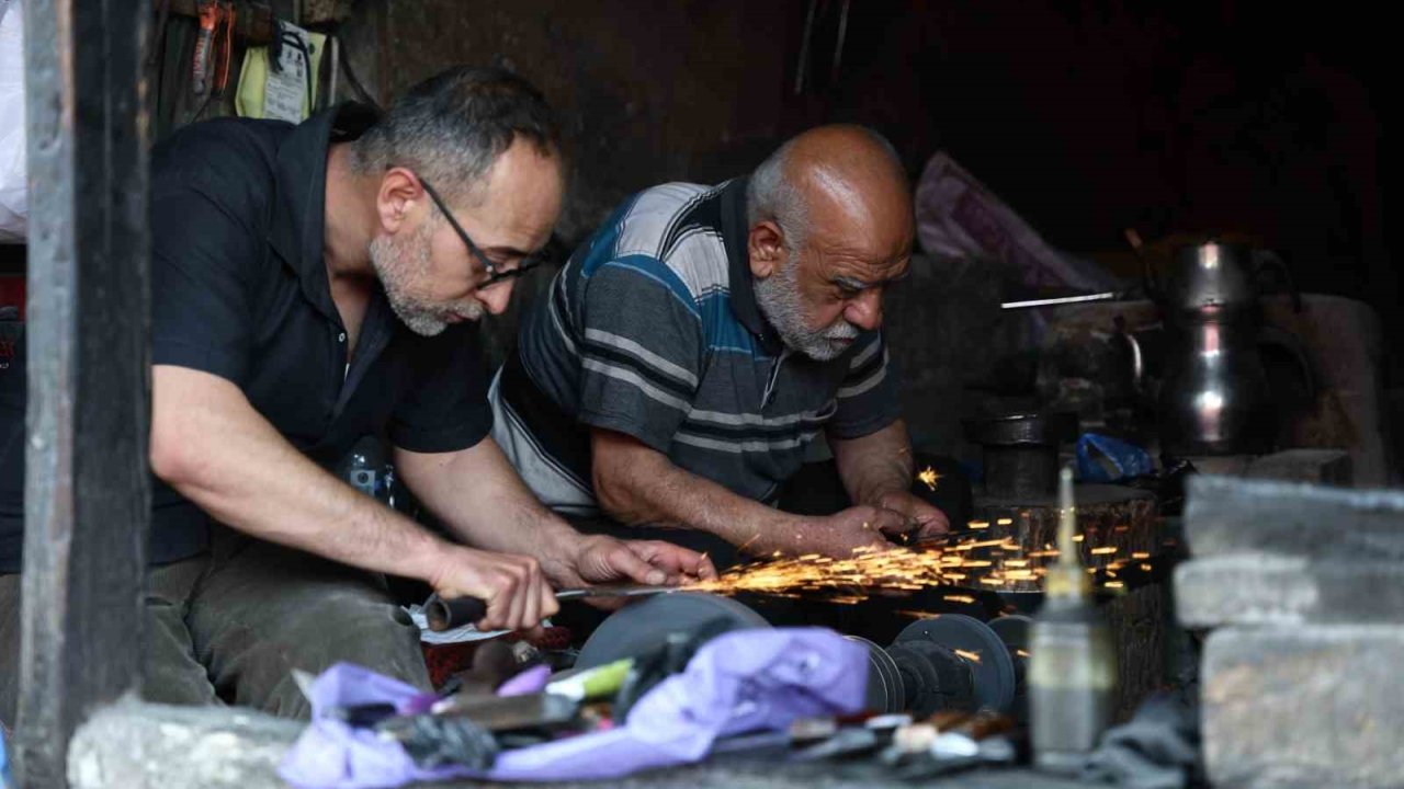 Asırlık Dükkânda Baba-oğulun Bıçak Mesaisi