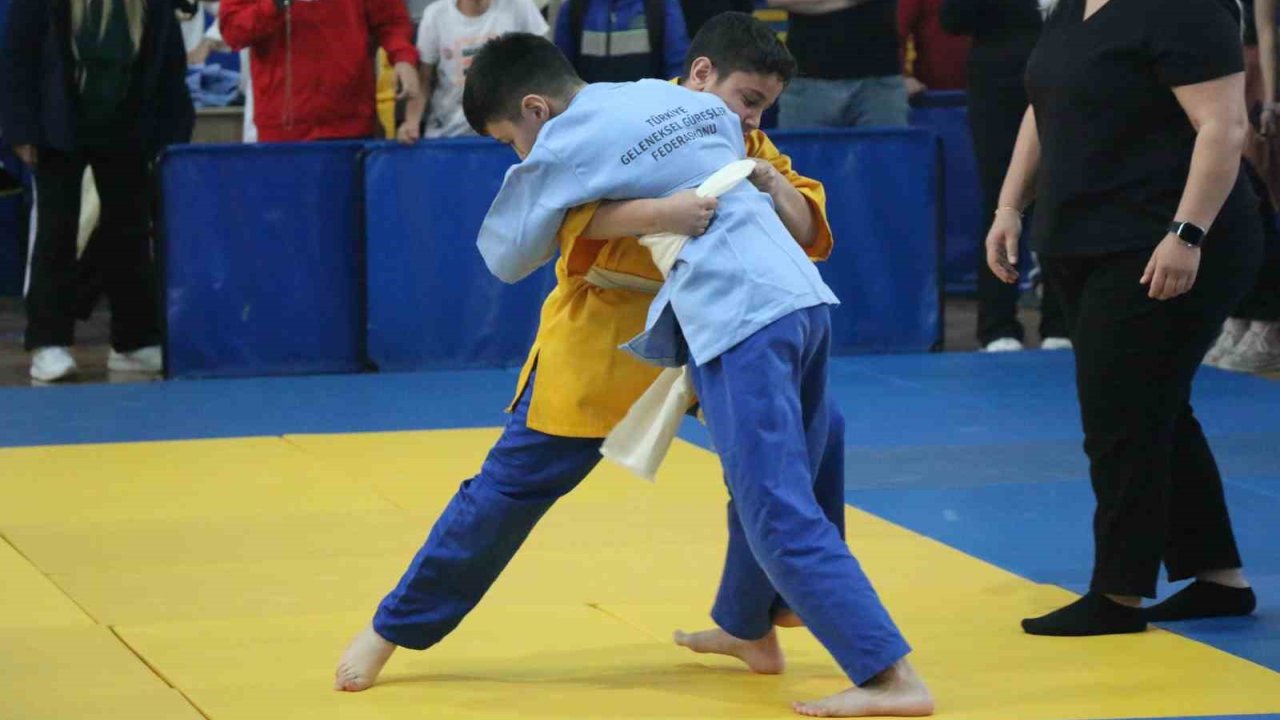 Türkiye’de İlk Kez İller Arası Kuşak Güreşi Turnuvası, Karabük’te Düzenlendi