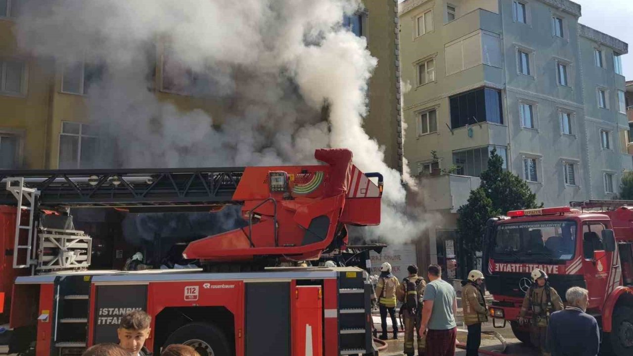 Ümraniye’de Ucuzluk Pazarında Yangın: Dükkan Sahibi Gözyaşları İçinde İzledi