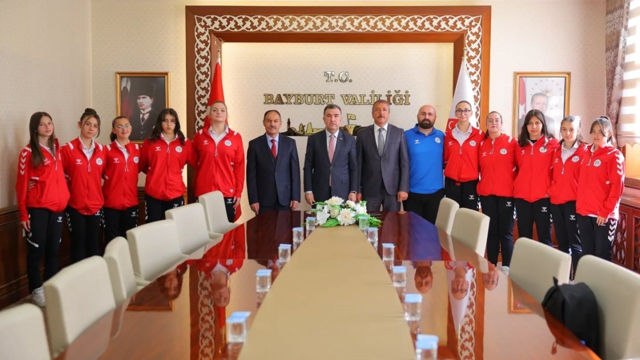 Bayburt’un Voleybolcu Kızları Vali Eldivan’ı Ziyaret Etti