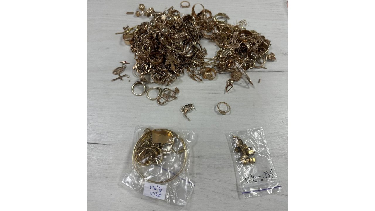 Kot Pantolon Arasına Gizledikleri Ve Vücutlarına Sardıkları 4.6 Kilogram Altın Mücevherle Yakalandılar
