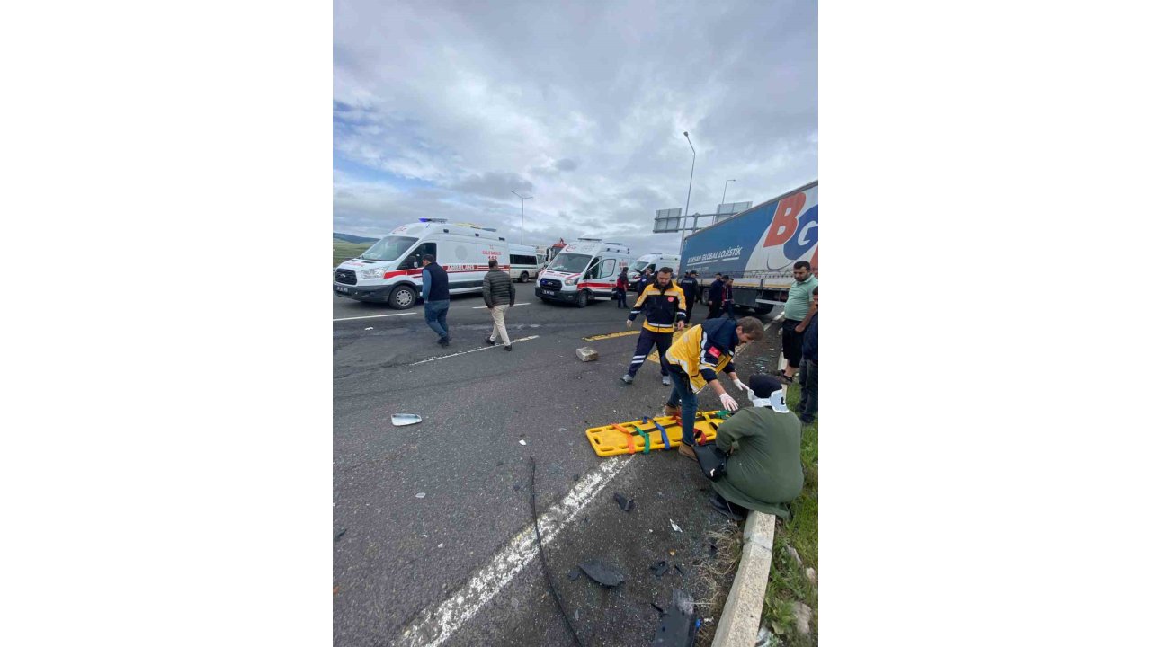 Kars’ta Trafik Kazası: 2’si Ağır 4 Yaralı