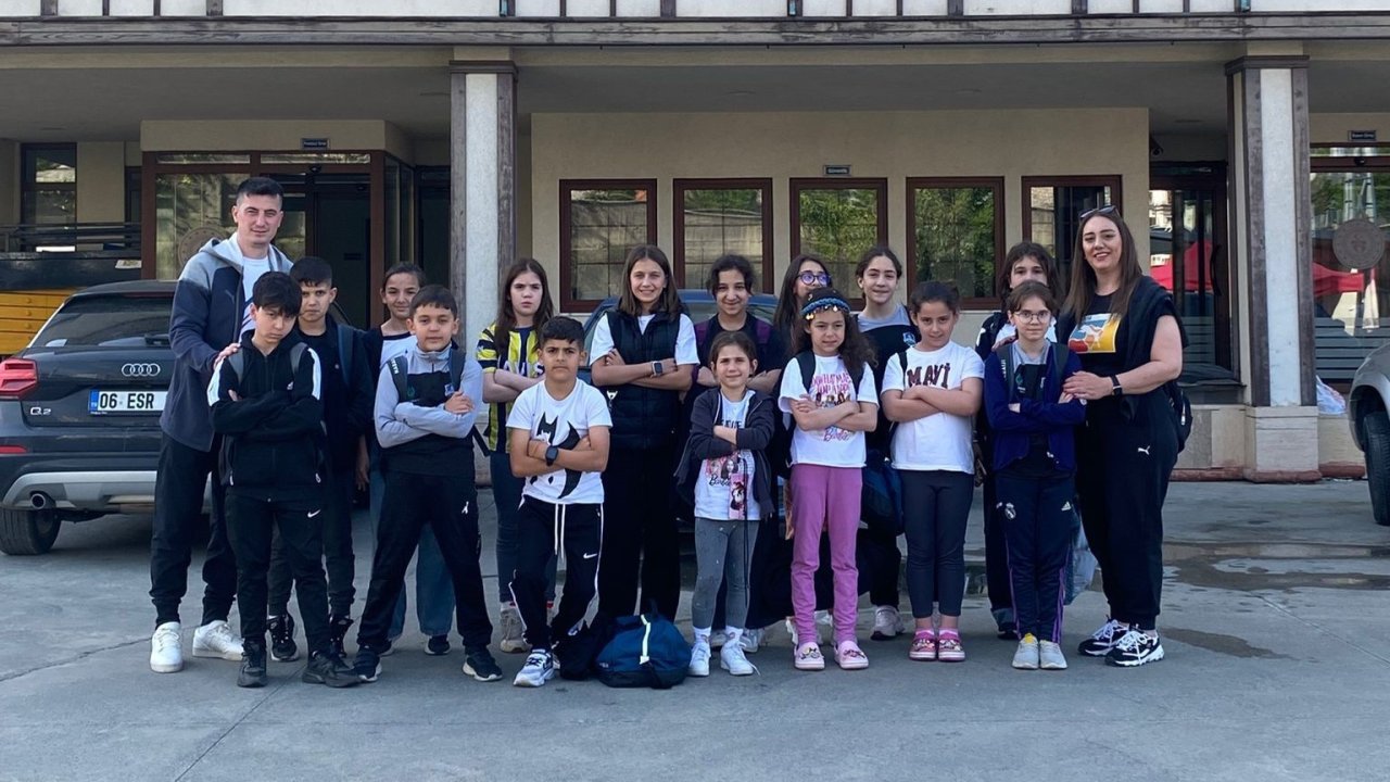 Çayırovalı Minik Yüzücülerden 35 Madalya Ve Türkiye Şampiyonluğu