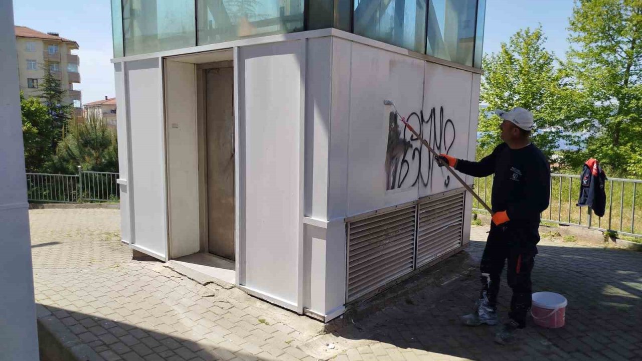 Gölcük’te Üst Geçitlerin Bakımı Yapılıyor