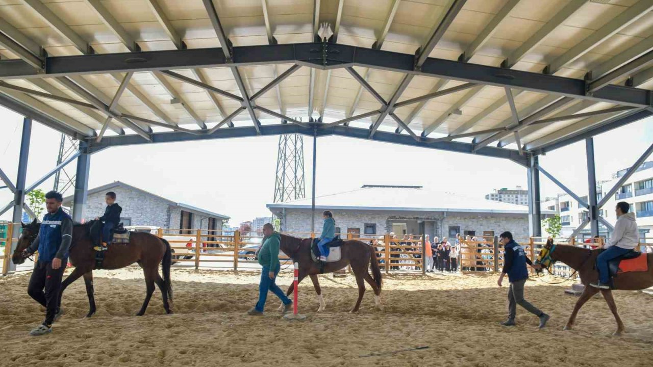 Esenyurt Belediyesi’nden Özel Çocuklara Atla Terapi Etkinliği