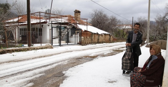 Antalya Döşemealtı beyaza büründü