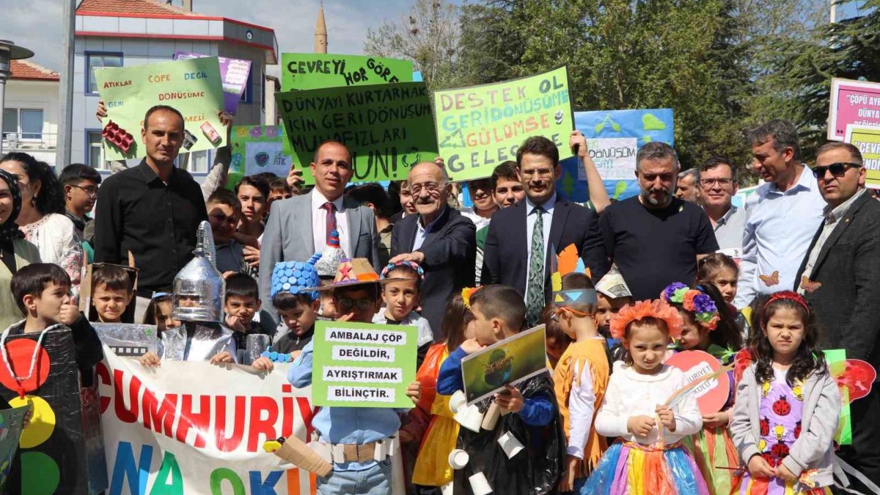 Beyşehir’de Öğrenciler Temiz Çevre İçin Yürüdü