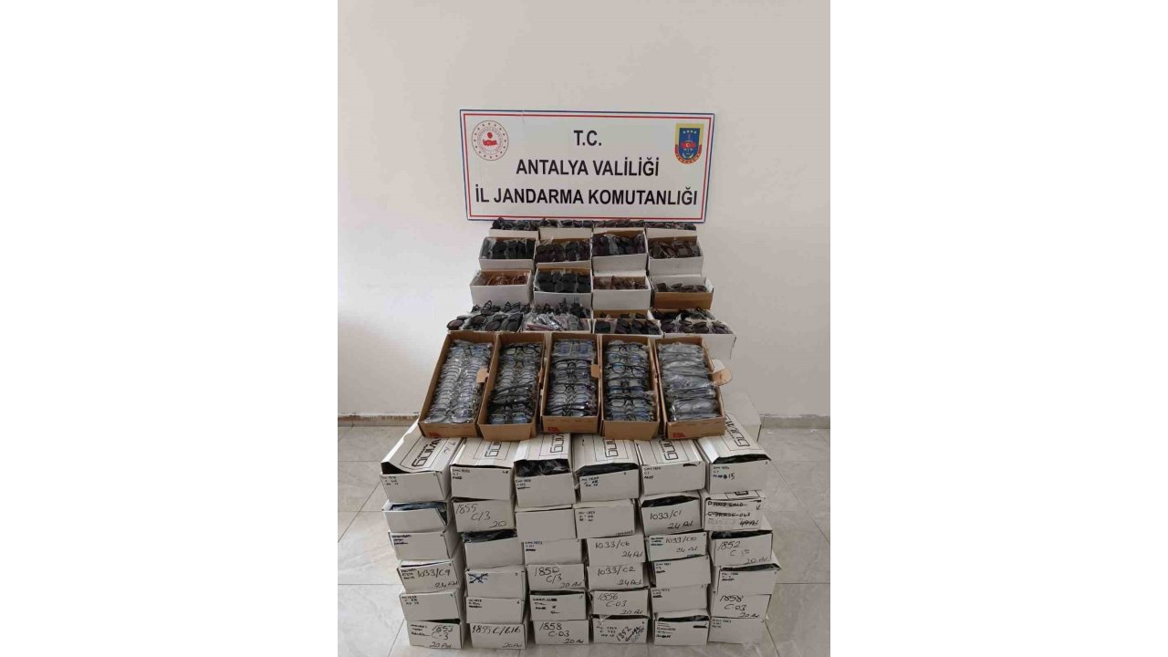 Gazipaşa’da Araçta 3 Bin Kaçak Gözlük Ele Geçirildi