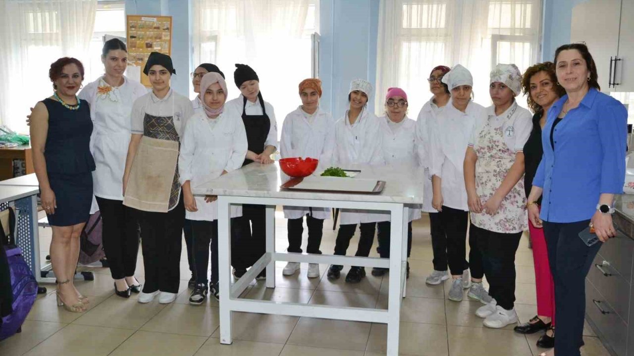 Özel Öğrenciler Uygulamalı Eğitimle Mutfak Becerilerini Geliştiriyor