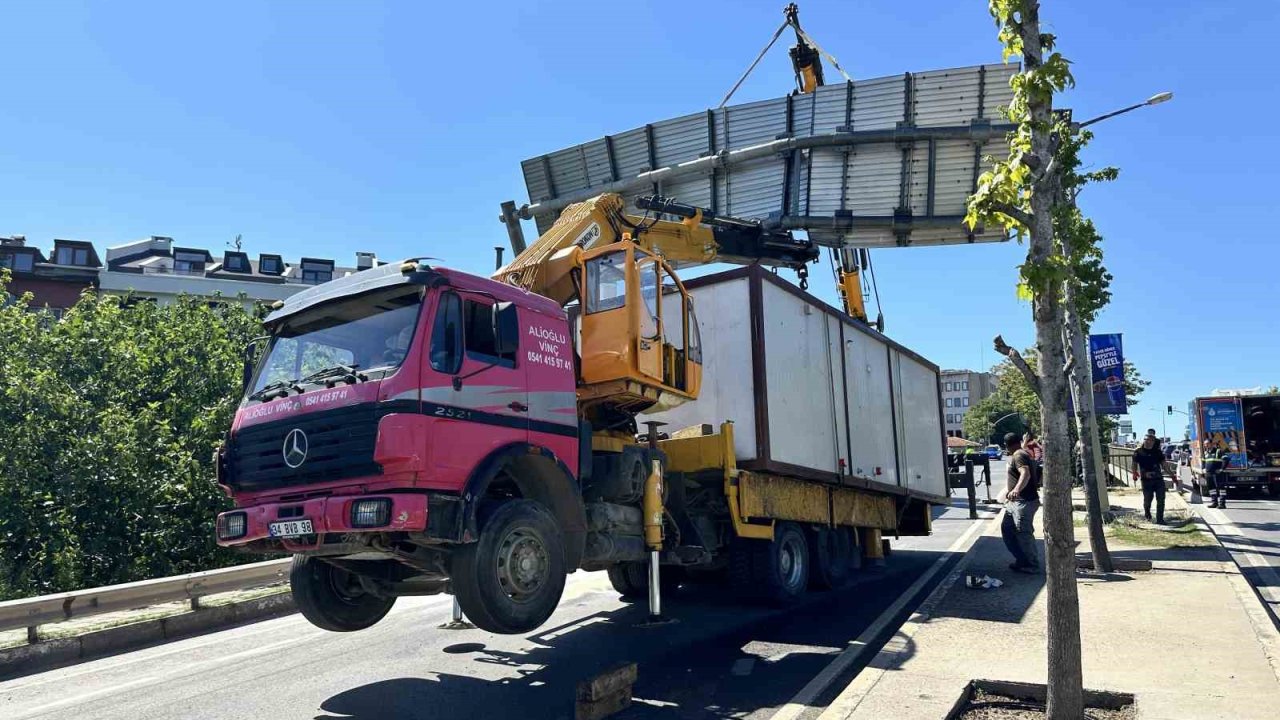 Konteyner Yüklü Vinç Yönlendirme Levhasına Takıldı, Kamyon Adeta Şaha Kalktı