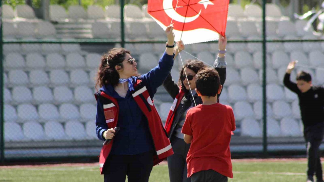 Gençler, Çocuklar Ve Özel Bireyler Uçurtma Şenliğinde Buluştu
