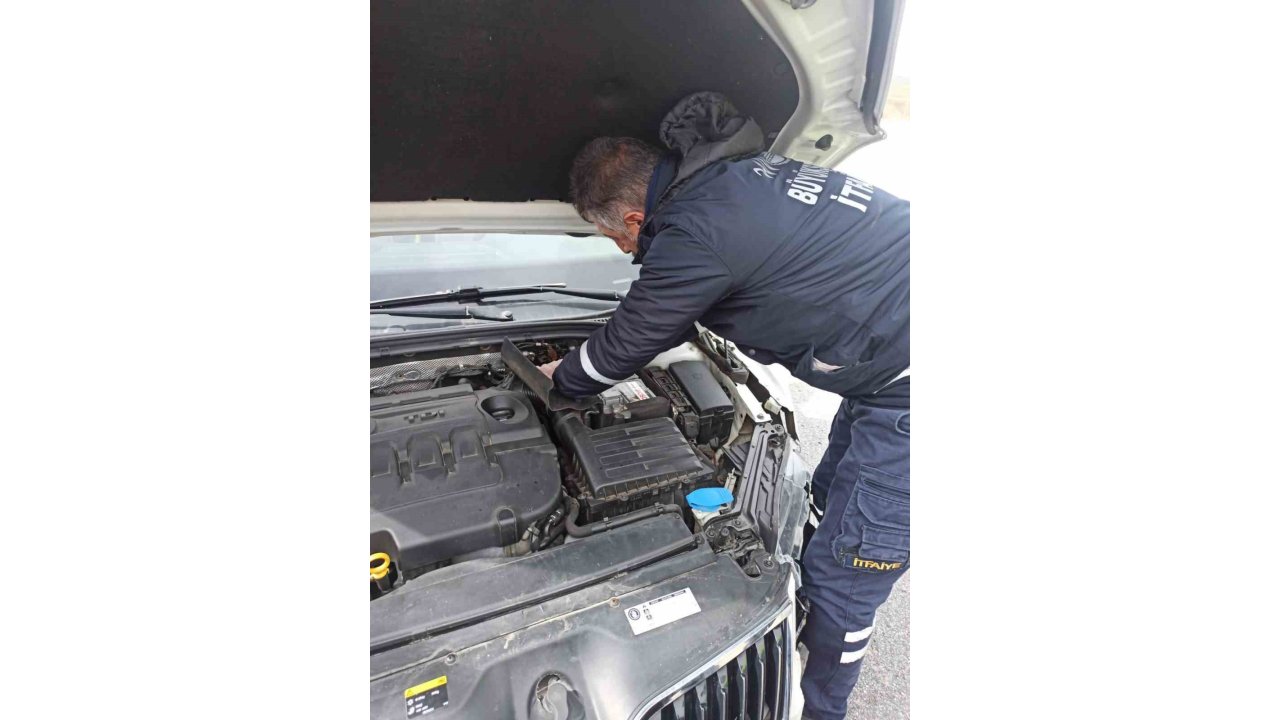 Otomobil Refüje Çarptı: 2 Yaralı