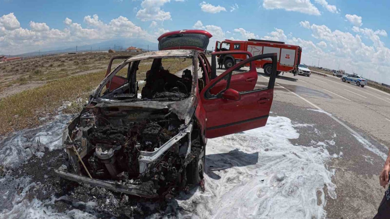 Aksaray’da Yanan Otomobil Hurdaya Döndü