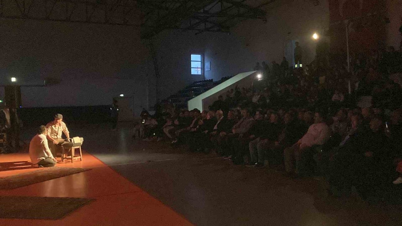 ’misafir’ Oyunu Raylar Yerine Salonda Karslılarla Buluştu