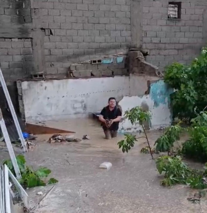 Sel Sularına Kapılan Tavuklarını Kurtarmak İçin Kümesine Koştu