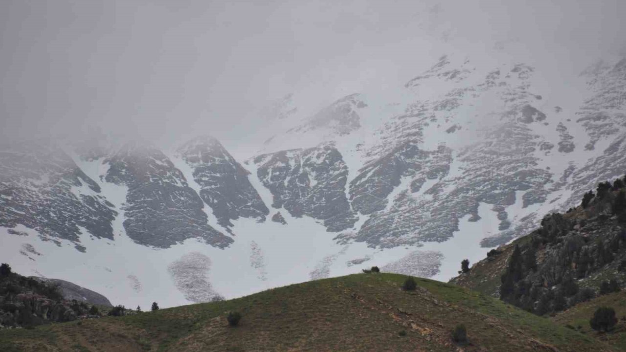 Tunceli’de Yüksek Kesimlere Kar Yağdı