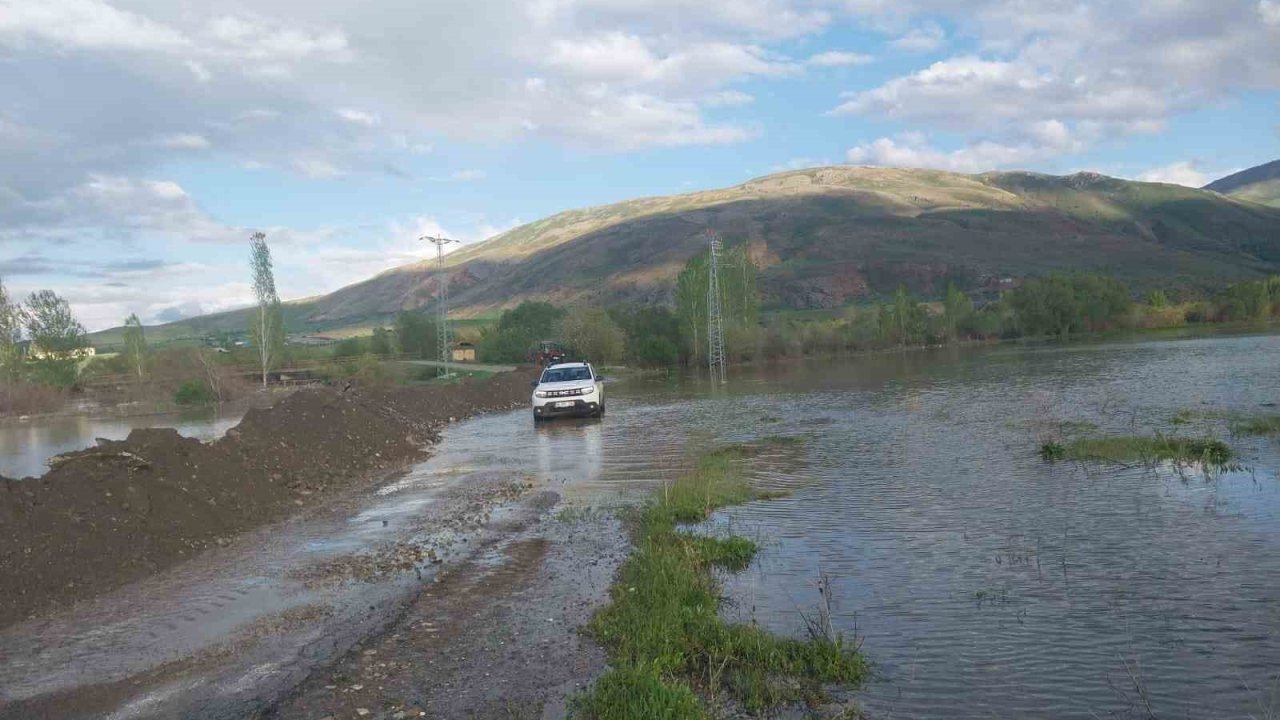 Su Taşkını Yüzünden Kapanan Köy Yolları Yeniden Ulaşıma Açıldı