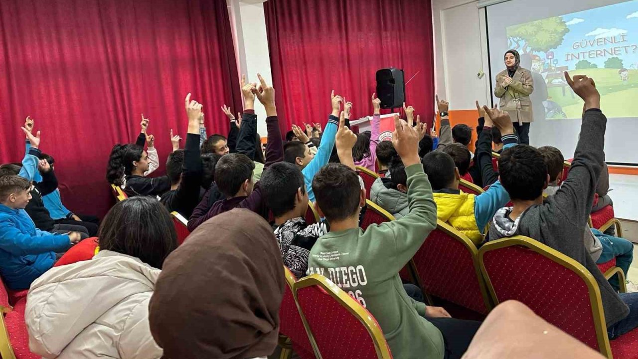 Bayburt’ta Öğrenciler Güvenli İnternet Kullanımı Hakkında Bilgilendirildi